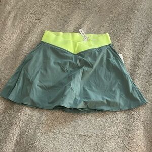 lululemon V-Waist Mid-Rise Tennis Skirt size 4